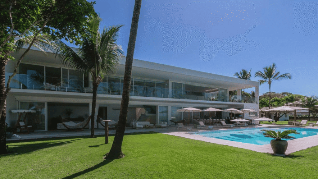 • beachfront luxury villa in Arraial d'Ajuda